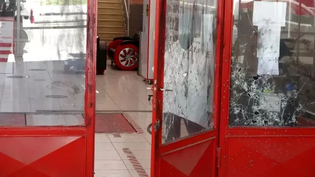 İş yerine gelen esnaf, dükkanını kurşunlanmış halde buldu