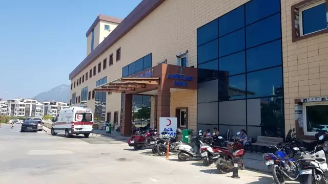 Turistleri taşıyan safari aracı kaza yaptı! 1 ölü, 9 yaralı var Turistleri taşıyan safari aracı kaza yaptı! 1 ölü, 9 yaralı var