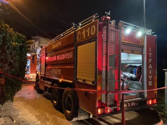 Yangın çıkan ahşap ev kullanılamaz hale geldi