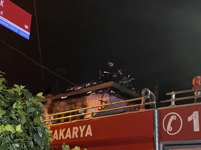Yangın çıkan ahşap ev kullanılamaz hale geldi