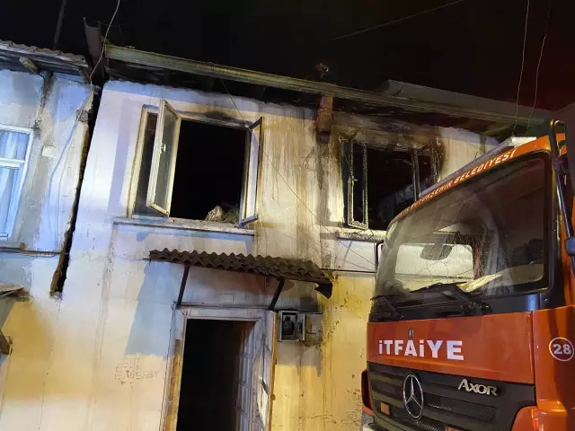 Yangın çıkan ahşap ev kullanılamaz hale geldi