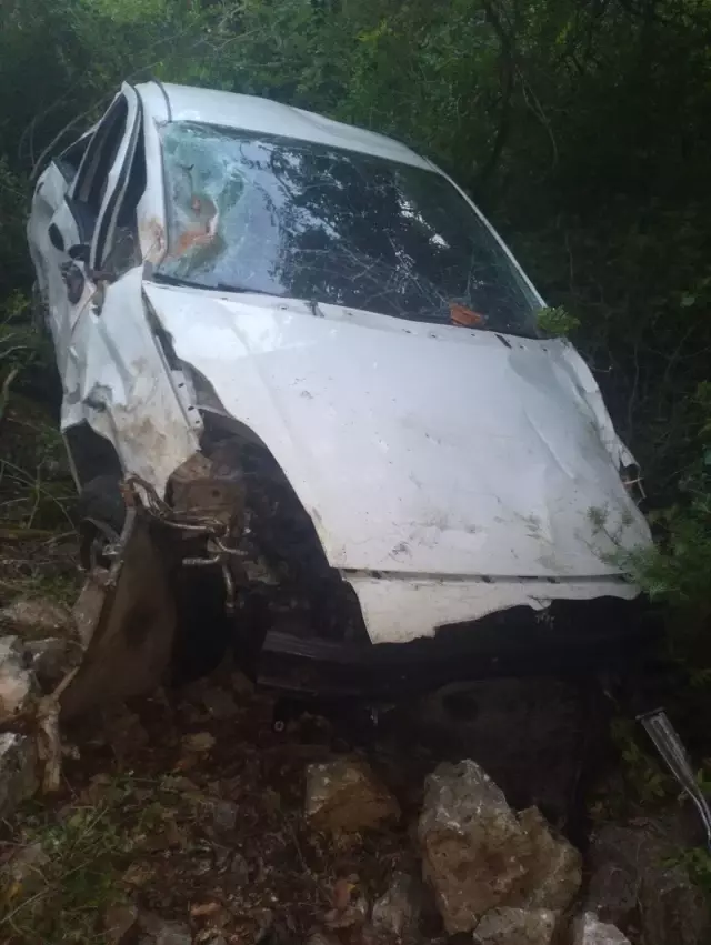 Son dakika haberi: Otomobilin şarampole devrilmesi sonucu biri çocuk 3 kişi yaralandı