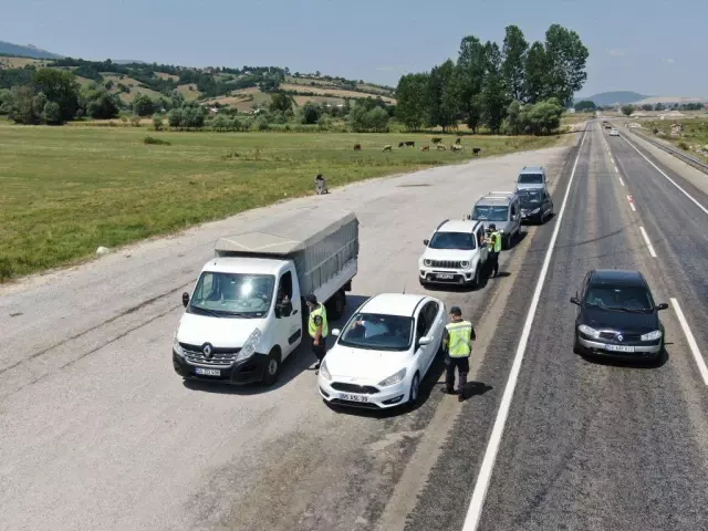 Son dakika haberleri: Samsun'da jandarma drone destekli uygulama yaptı, sürücülere şeker ikramında bulundu