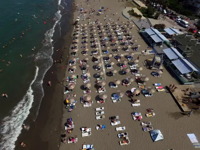 Sıcaktan bunalanlar sahillerde yoğunluk oluşturdu