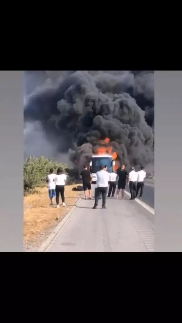 Seyir halinde motoru tutuşan yolcu otobüsü alev alev yandı Seyir halinde motoru tutuşan yolcu otobüsü alev alev yandı