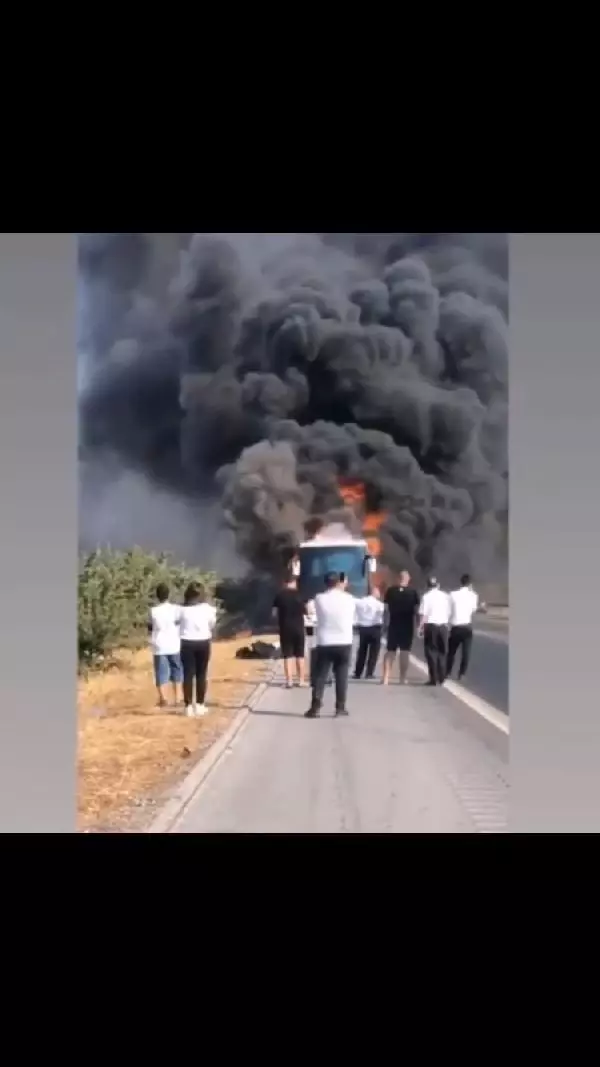Seyir halinde motoru tutuşan yolcu otobüsü alev alev yandı