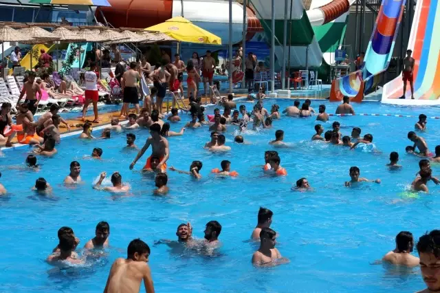 Sıcaktan bunalan Ankaralılar havuzlara akın etti
