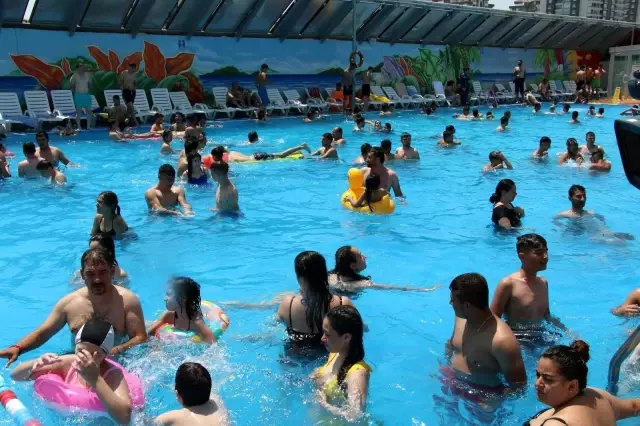 Sıcaktan bunalan Ankaralılar havuzlara akın etti