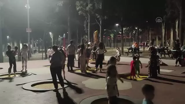 Sıcaktan bunalan vatandaşlar parkları doldurdu