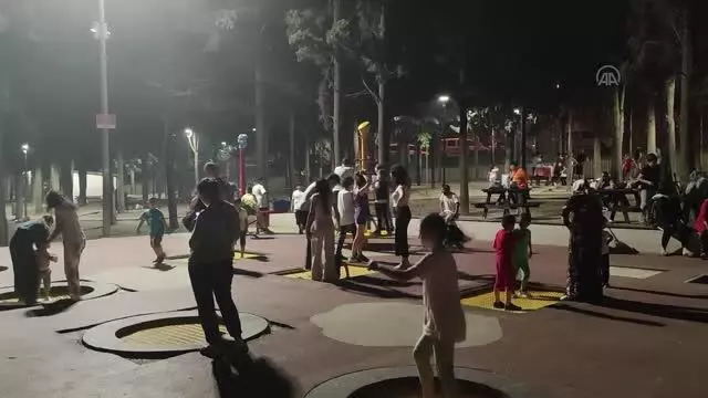 Sıcaktan bunalan vatandaşlar parkları doldurdu