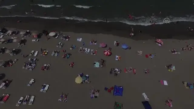 Sıcaktan bunalanlar sahillerde yoğunluk oluşturdu