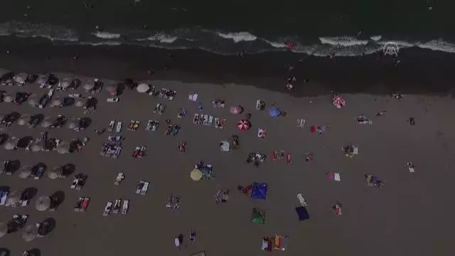 Sıcaktan bunalanlar sahillerde yoğunluk oluşturdu