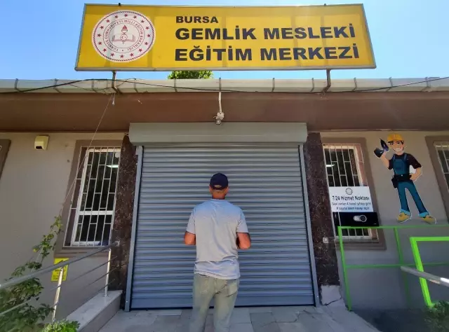 Şifreyi giren kasadan diplomasını alıyor