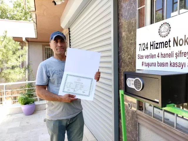 Şifreyi giren kasadan diplomasını alıyor