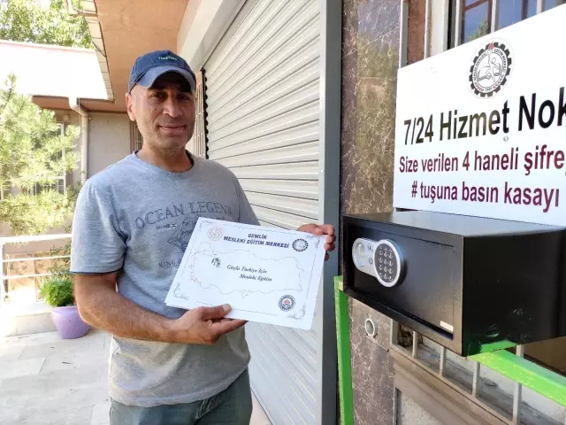 Şifreyi giren kasadan diplomasını alıyor