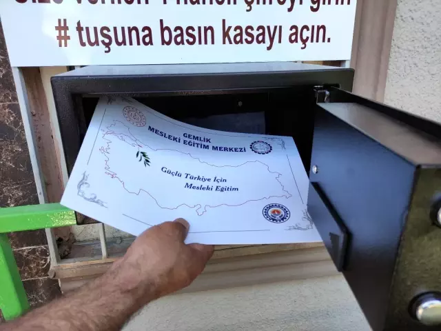 Şifreyi giren kasadan diplomasını alıyor