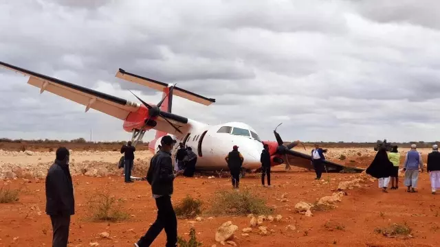 Somali'de yolcu uçağı toprak zemine iniş yaptı Somali'de yolcu uçağı toprak zemine iniş yaptı