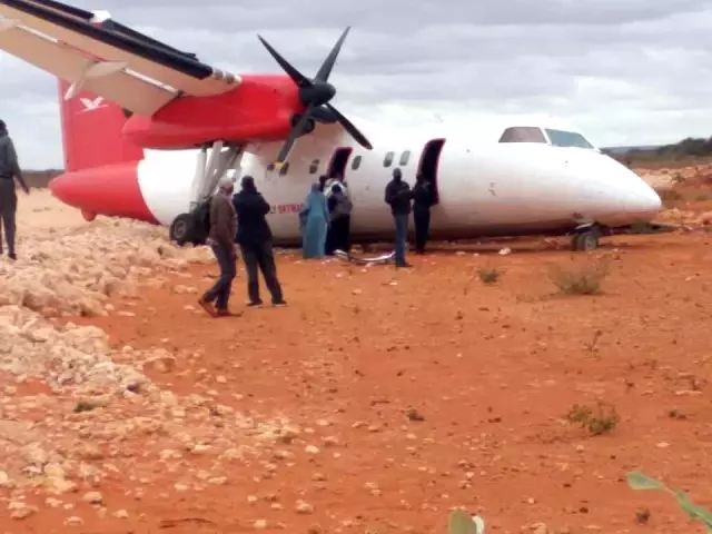 Somali'de yolcu uçağı toprak zemine iniş yaptı