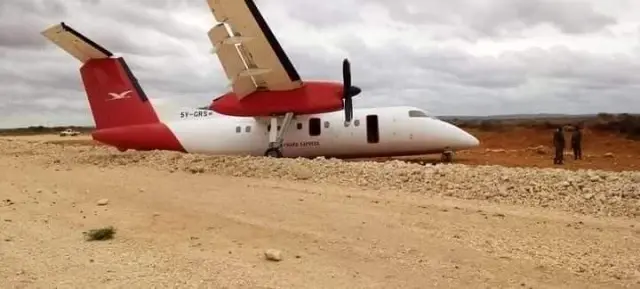 Somali'de yolcu uçağı toprak zemine iniş yaptı