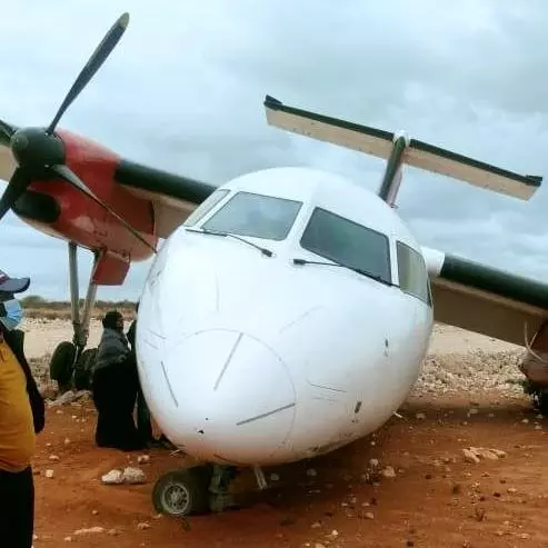 Somali'de yolcu uçağı toprak zemine iniş yaptı