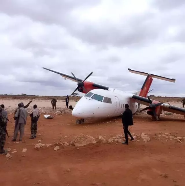 Somali'de yolcu uçağı toprak zemine iniş yaptı