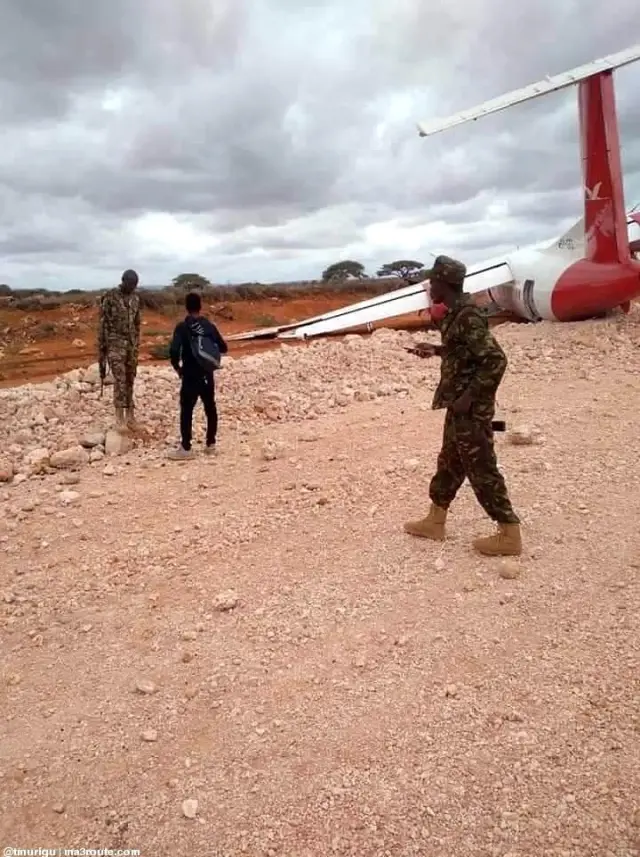 Somali'de yolcu uçağı toprak zemine iniş yaptı