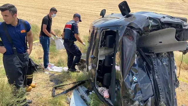 Aksaray'da feci kaza...Çarpıp takla attığı bariyerler otomobile saplandı: 2 ölü, 4 yaralı
