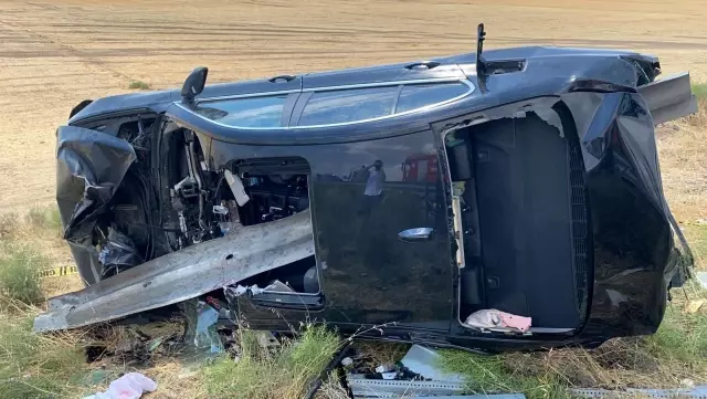 Aksaray'da feci kaza...Çarpıp takla attığı bariyerler otomobile saplandı: 2 ölü, 4 yaralı