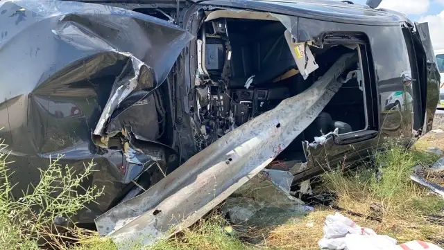 Aksaray'da feci kaza...Çarpıp takla attığı bariyerler otomobile saplandı: 2 ölü, 4 yaralı