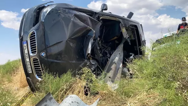 Aksaray'da feci kaza...Çarpıp takla attığı bariyerler otomobile saplandı: 2 ölü, 4 yaralı