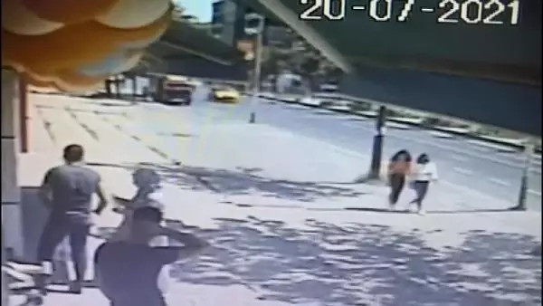 TAKSİNİN ÇARPTIĞI ÇOCUK METRELERCE SÜRÜKLENDİ O ANLAR KAMERADA TAKSİNİN ÇARPTIĞI ÇOCUK METRELERCE SÜRÜKLENDİ O ANLAR KAMERADA