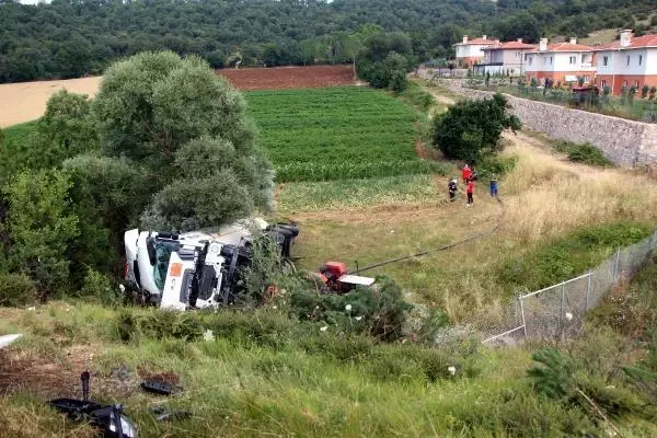 TANKER, TARLADAKİ TRAKTÖRÜN ÜZERİNE DEVRİLDİ; 1 YARALI TANKER, TARLADAKİ TRAKTÖRÜN ÜZERİNE DEVRİLDİ; 1 YARALI