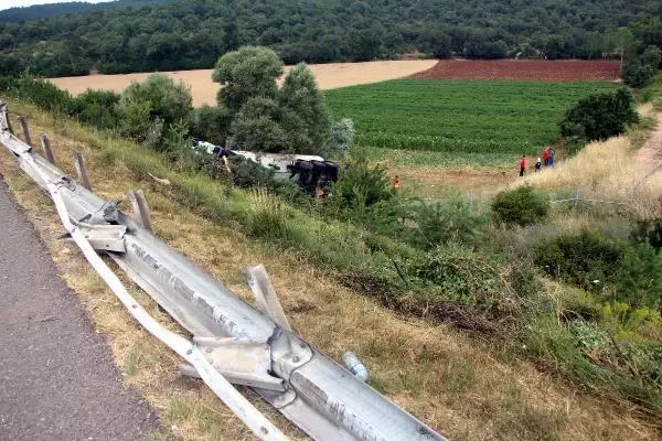 TANKER, TARLADAKİ TRAKTÖRÜN ÜZERİNE DEVRİLDİ; 1 YARALI