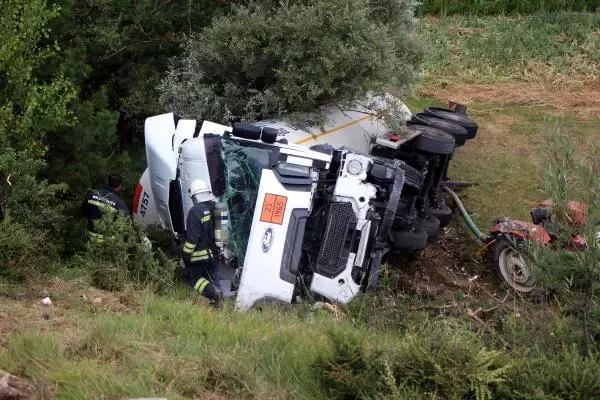 TANKER, TARLADAKİ TRAKTÖRÜN ÜZERİNE DEVRİLDİ; 1 YARALI