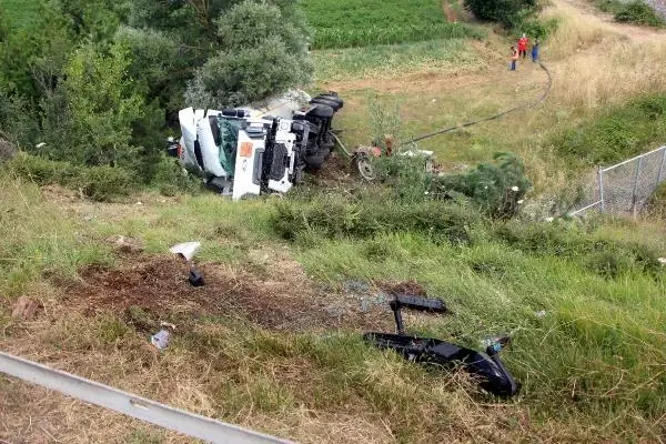 TANKER, TARLADAKİ TRAKTÖRÜN ÜZERİNE DEVRİLDİ; 1 YARALI