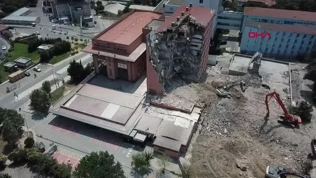 TARİHİ HAYDARPAŞA NUMUNE HASTANESİ'NİN DAHİLİYE BİNASININ YIKIMINA BAŞLANDI