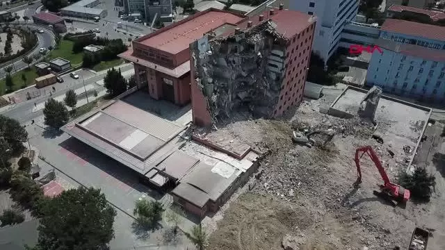 TARİHİ HAYDARPAŞA NUMUNE HASTANESİ'NİN DAHİLİYE BİNASININ YIKIMINA BAŞLANDI