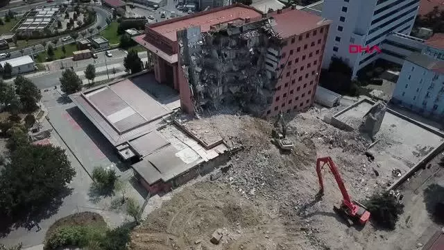 TARİHİ HAYDARPAŞA NUMUNE HASTANESİ'NİN DAHİLİYE BİNASININ YIKIMINA BAŞLANDI