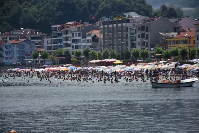 Tarihi ve doğal güzellikleriyle ünlü Amasra bayramda tatilcilerin akınına uğradı