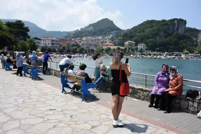 Tarihi ve doğal güzellikleriyle ünlü Amasra bayramda tatilcilerin akınına uğradı