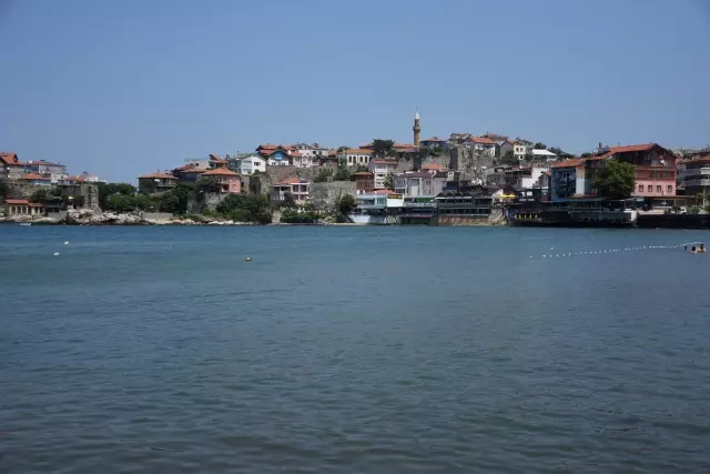 Tarihi ve doğal güzellikleriyle ünlü Amasra bayramda tatilcilerin akınına uğradı