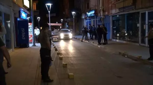 TARTIŞTIĞI KİŞİYİ SOKAK ORTASINDA BACAĞINDAN VURDU