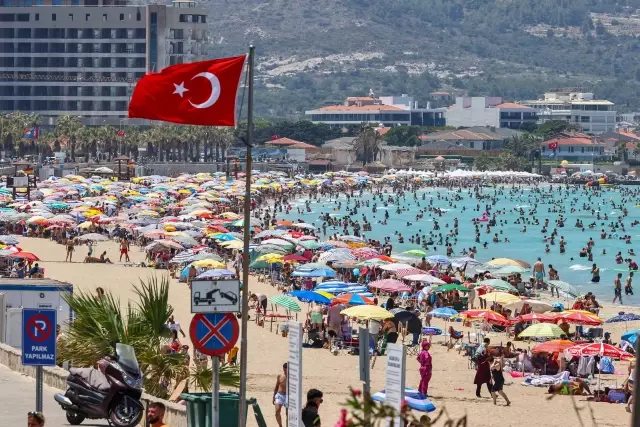 Tatilci yoğunluğu yaşanan Çeşme'de günlük nüfus 1 milyonu aşıyor Tatilci yoğunluğu yaşanan Çeşme'de günlük nüfus 1 milyonu aşıyor