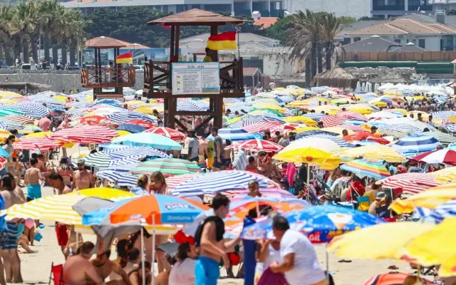 Tatilci yoğunluğu yaşanan Çeşme'de günlük nüfus 1 milyonu aşıyor