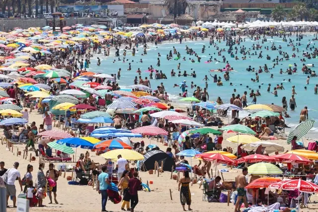 Tatilci yoğunluğu yaşanan Çeşme'de günlük nüfus 1 milyonu aşıyor
