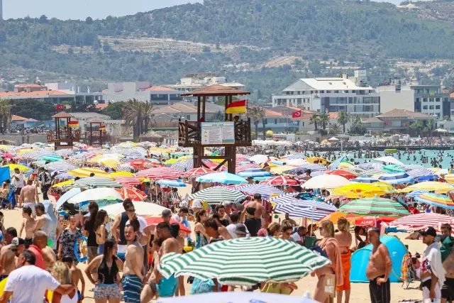 Tatilci yoğunluğu yaşanan Çeşme'de günlük nüfus 1 milyonu aşıyor