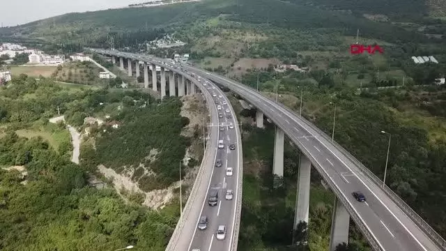 Kocaeli TEM otoyolunda 10 kilometrelik araç kuyruğu Kocaeli TEM otoyolunda 10 kilometrelik araç kuyruğu