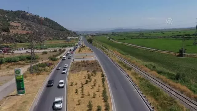 Tatilciler trafikte yoğunluk oluşturuyor Tatilciler trafikte yoğunluk oluşturuyor