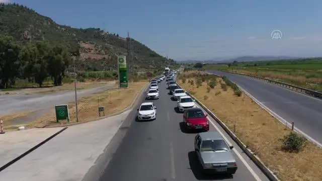 Tatilciler trafikte yoğunluk oluşturuyor