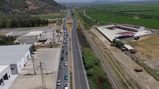 Tatilciler trafikte yoğunluk oluşturuyor